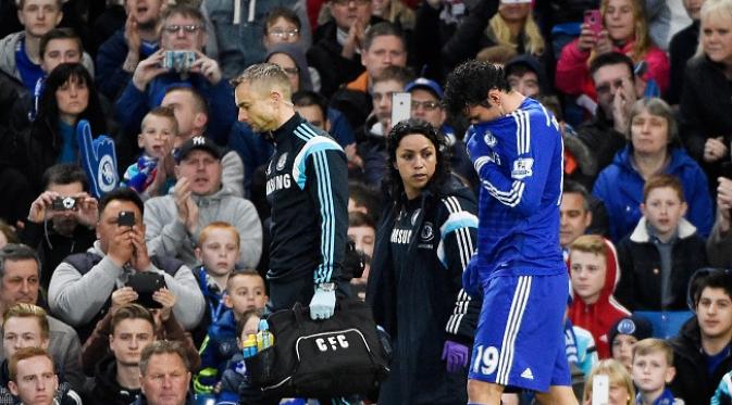 Diego Costa mendapatkan cederanya saat Chelsea kontra Stoke City di Stamford Bridge (4/4/2015). (EPA // FACUNDO ARRIZABALAGA)