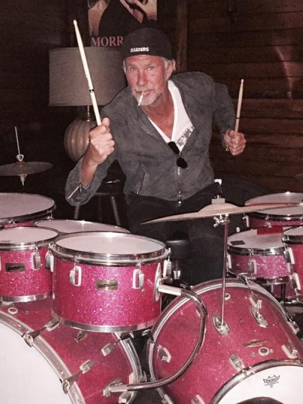 Drummer RHCP, Chad Smith sedang berpose. (Official Facebook Page)