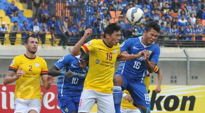 Duel udara terjadi saat laga Persib vs Kitchee SC di Stadion Si Jalak Harupat, Bandung, Rabu (27/5/2015). Persib kalah 0-2 dari Kitchee SC dan tersingkir dari 16 besar AFC Cup 2015. (Liputan6.com/Herman Zakharia)