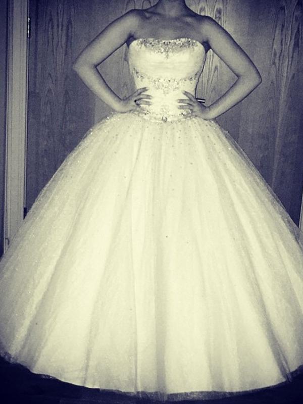 Perrie Edwards, calon istri Zayn Malik, mengunggah foto dress yang diduga baju pernikahan (via Instagram/Perrie Edwards)