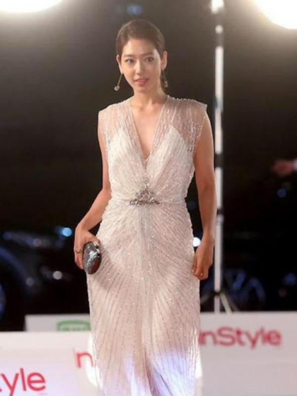 Park Shin Hye berhasil menang sebagai Most Popular Actress (Movie) di Baeksang Arts Awards ke 51. Foto: Soompi.com
