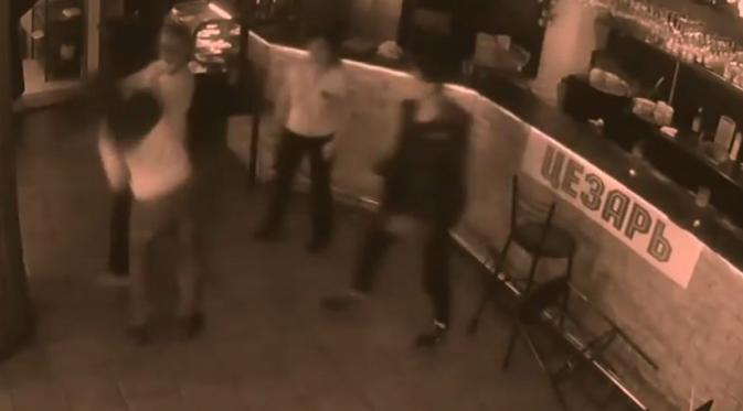 CCTV Pelecehan di Restoran Rusia (Via: youtube.com)