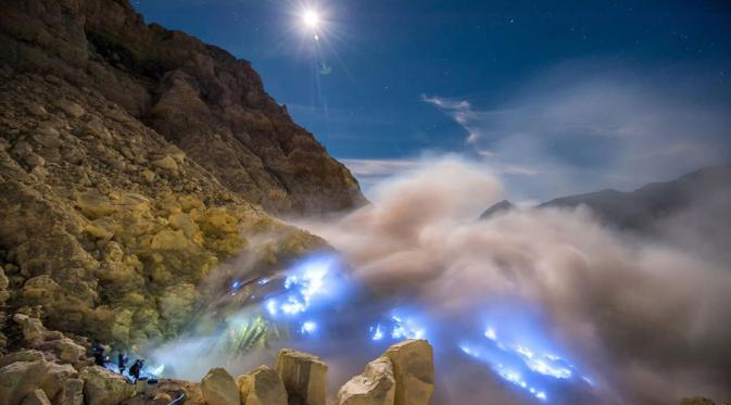 Kawah Ijen (Via: indonesia.tripcanvas.co)