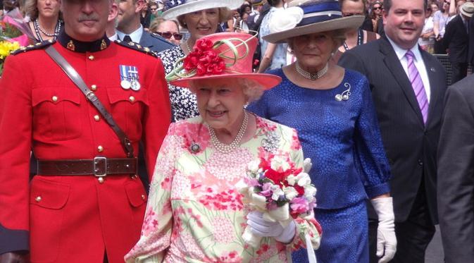 Ratu Elizabeth II, 2010 | via: id.wikipedia.org