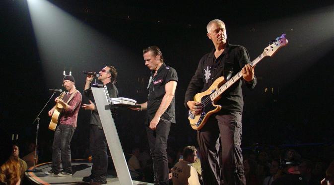 U2 saat tampil dalam salah satu konsernya. (U2-vertigo-tour.com)