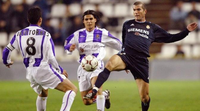 Zinedine Zidane berebut bola dengan pemain Real Valladolid Javi Torres dan Sales dalm pertandingan persahabatan 11 November 2003. (AFP PHOTO / Pierre-Philippe Marcou)