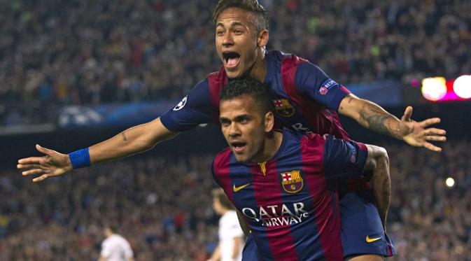 BERPERAN - Dani Alves memberikan assist pada gol kedua Neymar di pertandingan leg kedua perempat final Liga Champions menghadapi Paris Saint-Germain di Camp Nou, (21/4/2015).  EPA/ALEJANDRO GARCIA