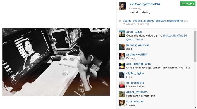 Foto yang memperlihatkan Rassya sedang fokus menatap foto Nikita Willy. (via Instagram.com)