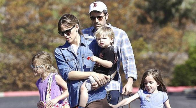 Ben Affleck bersama Jennifer Garner saat membawa serta ketiga anaknya--Violet Affleck, Samuel Garner Affleck, Seraphina Rose Elizabeth Affleck--berjalan-jalan.