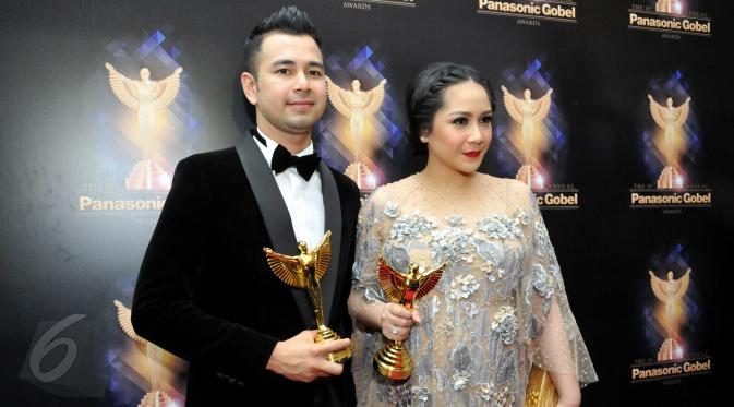 Raffi Ahmad dan istri saat menghadiri Panasonic Gobel Awards 2015 di Hotel Fairmont, Senayan Jakarta, Kamis (28/5/2015). Raffi terpilih sebagai Host Program Musik Favorit/Variety Show dan Entertainment (Liputan6.com/Panji Diksana)