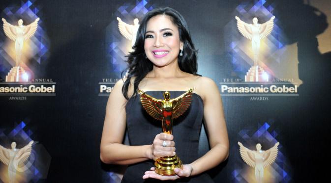 Feni Rose saat menghadiri Panasonic Gobel Awards 2015 di Hotel Fairmont, Senayan Jakarta, Kamis (28/5/2015). Feni terpilih sebagai Host Infotainment Program (Liputan6.com/Panji Diksana)
