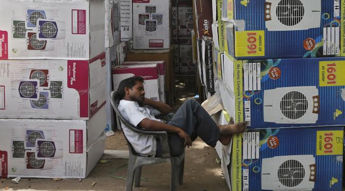 Pekerja tidur disamping karton pendingin udara saat gelombang panas di New Delhi, India, (28/5/2015). Cuaca panas ekstrim telah melanda India selatan dan utara serta menewaskan lebih dari 500 orang. (REUTERS/ Adnan Abidi)