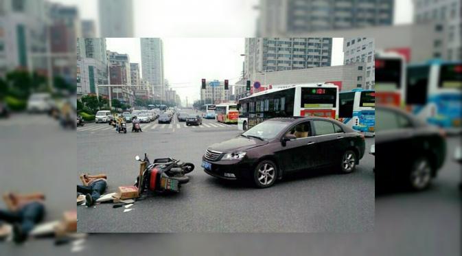 Pria yang tak mau ditolong saat jatuh dari motor. (Daily Mail)