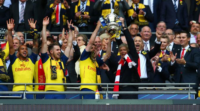 BANGGA - Arsenal mampu mempertahankan gelar juara Piala FA usai membungkam Aston Villa. (Reuters / Carl Recine)