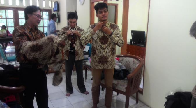Batik bermotif parang dan berwarna cokelat wajib dikenakan para wartawan saat meliput resepsi pernikahan Gibran-Selvi. (Liputan6.com/Reza Kuncoro)