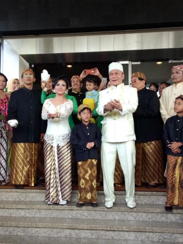 Iwa.K tengah melakukan sebuah ritual melepas burung merpati setelah prosesi pernikahannya [Foto: Sapto Purnomo/Liputan6.com]