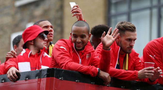 Gelandang Arsenal, Theo Walcott (tengah) terlihat menyapa pengemarnya saat parade keliling kota usai meraih Piala FA di London, Inggris, (31/5/2015). Arsenal meeraih Trofi piala FA usai mengalahkan Aston Villa 4-0. (REUTERS/Alex Morton)