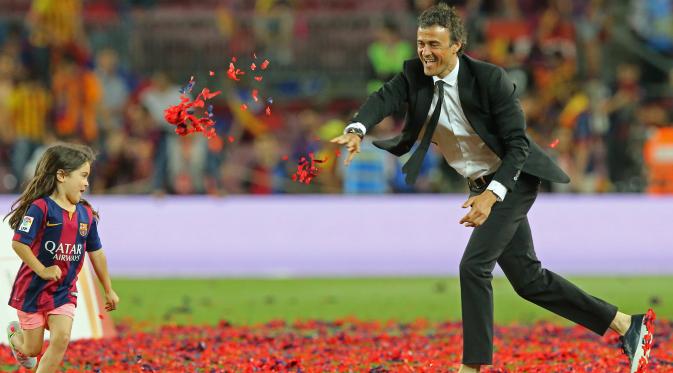 Pelatih Barcelona, Luis Enrique merayakan kemenangan trofi Copa del Rey dengan anaknya usai memenangkan final piala Raja di Nou Camp, Spanyol (31/5/2015). Barcelona berhasil menaklukkan Bilbao dengan skor akhir 3-1. (Reuters/Gustau Nacarino)