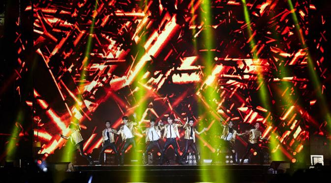  EXO dalam konser EXO PLANET #2 – The EXO’luXion di Tiongkok, 30 dan 31 Mei 2015 [Foto: Korea Star Daily].