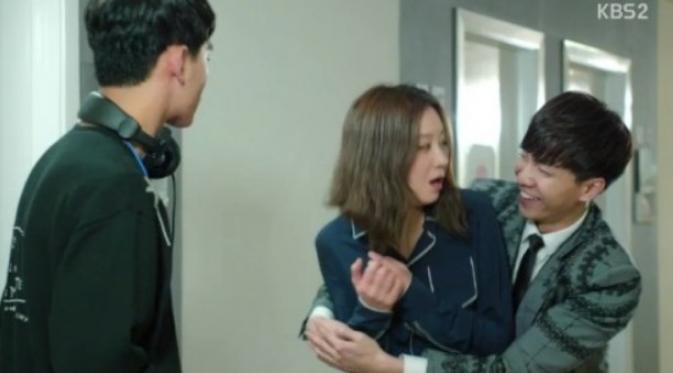 Drama Producers yang dibintangi Kim Soo Hyun semakin menarik. Di episode 6, muncul Lee Seung Gi sebagai cameo. Foto: KBS 2