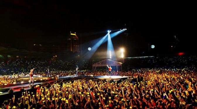 Penggemar Big Bang yang disebut VIP saat memadati konser idolanya dengan light stcik kebanggan yang disebut dengan yellow crown.