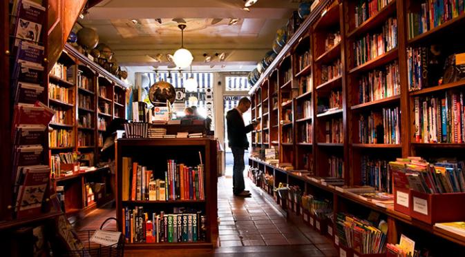 Jangan ke toko buku saat malam Nisfu Sya'ban | via: geekinsider.com