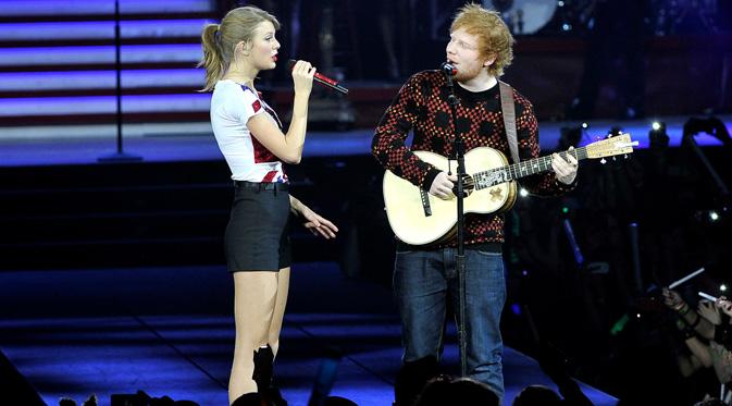 Ed Sheeran dan Taylor Swift saat tampil bersama di atas panggung. (foto: huffington post)