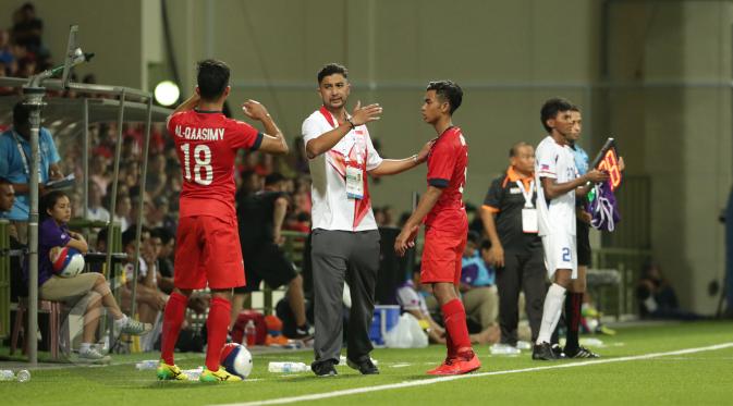 Pelatih timnas Singapura U-23, A Iskandar Sahak (kedua kiri) memberikan arahan pada timnya saat laga melawan Filipina di grup A Sea Games 2015 di Stadion Jalan Besar, Singapura, Senin (1/6/2015). Singapura unggul 1-0. (Liputan 6.com/Helmi Fithriansyah)