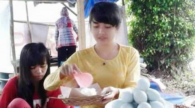 Seorang penjual pecel membuat heboh publik karena parasnya yang ayu dan mirip Nabilah JKT48