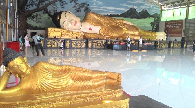 Seperti wihara-wihara lainnya, Wihara Buddha Dharma & 8 Posat juga dibanjiri pengunjung pada Hari Raya Waisak ini.