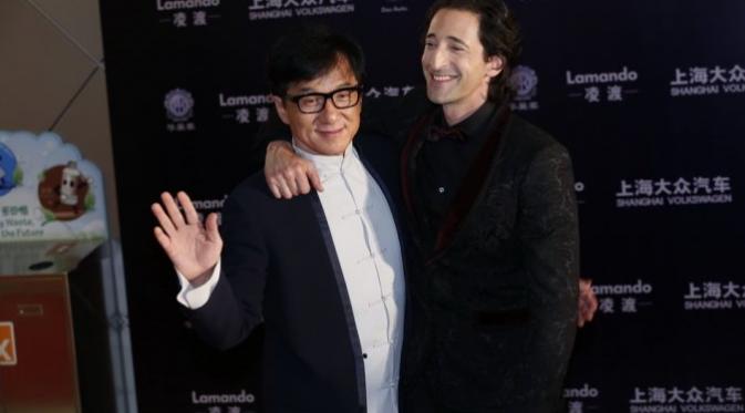 Jackie Chan dan Adrien Brody memenangkan penghargaan di Huading Film Awards. Foto: THR