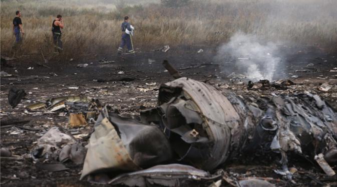 Bangkai pesawat MH17 yang jatuh ditembak rudal di Ukraina. (Reuters/Maxim Zmeyev)