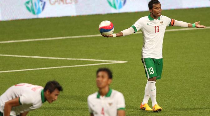 Manahati Lestusen saat membela Timnas Indonesia U-23 di ajang SEA Games 2015 Singapura (Bola.com/Arief Bagus)