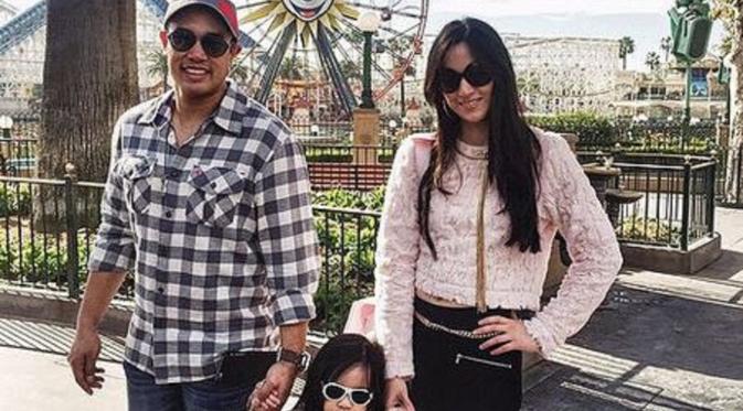 Nia Ramadhani, Ardie Bakrie dan Mikha saat travelling. (Instagram)