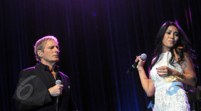 Aksi duet Michael Bolton dan Anggun C Sasmi menyanyikan 