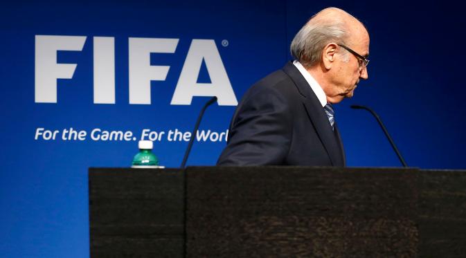  Presiden FIFA, Sepp Blatter setelah menyampaikan pengunduran dirinya di markas FIFA, Zurich, Swiss, Selasa (2/6). Blatter mengundurkan diri sebagai presiden FIFA setelah 17 tahun menjabat. (REUTERS/Ruben Sprich)