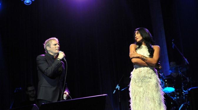 Michael Bolton dan Anggun C Sasmi duet di konser yang berlangsung di The Kasablanka, Jakarta, Selasa (02/06/2015) malam. (Liputan6.com/Foto:Panji Diksana)