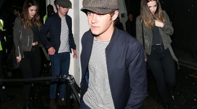 Niall Horan dan Melissa Whitelaw saat tertangkap kamera tengah berjalan bersama [Foto:Mirror.co.uk].
