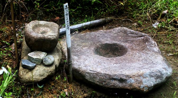Batu Lumpang yang ada di Dusun II Desa Bolapapu, Kecamatan Kulawi, Kabupaten Sigi. (Liputan6.com/Dio Pratama)