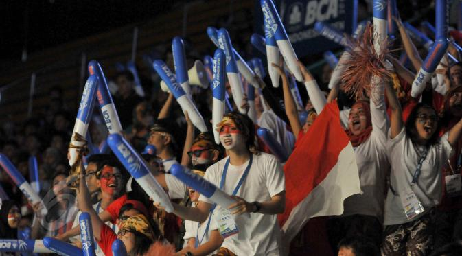 Para penonton dan supporter tidak henti-hentinya meneriakkan yel-yel dan dukungan untuk para pemain bulutangkis Indonesia.