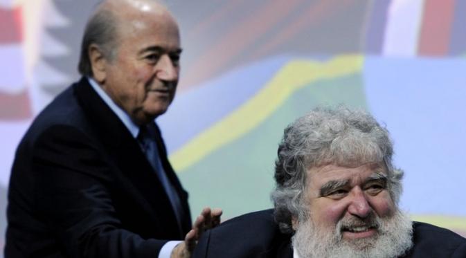 Mantan petinggi FIFA yang juga eks Sekjen CONCACAF, Chuck Blazer (kanan) saat bersama Sepp Blatter di 2011 (FABRICE COFFRINI / AFP)