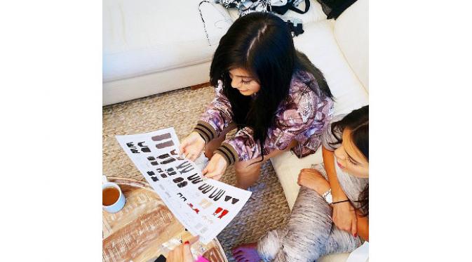 Kendall dan Kylie Jenner pamerkan desain rancangan mereka yang berkolaborasi dengan Topshop.