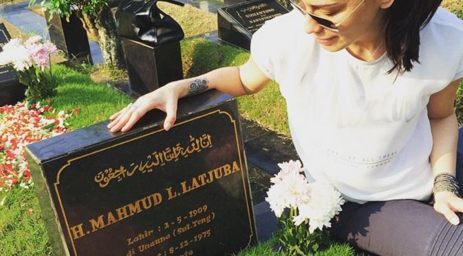 Sophia Latjuba saat mengunjungi makam sang ayah (Instagram)