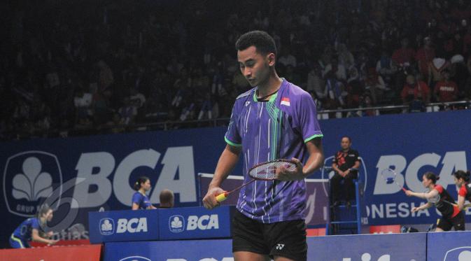 Pebulu Tangkis Indonesia, Tommy Sugiarto tertunduk usai di kalahkan Marc Zwiebler asal Jerman di putaran kedua BCA Indonesia Open Superseries Premier 2015 di Jakarta, Rabu (4/6/2015). Tommy kalah 16-21, 22-20, 21-19. (Liputan6.com/Herman Zakharia)