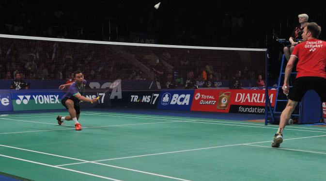 Tommy Sugiarto kalah dari Marc Zwiebler di babak kedua Indonesia Open 2015 (Herman Zakharia/Liputan6.com)