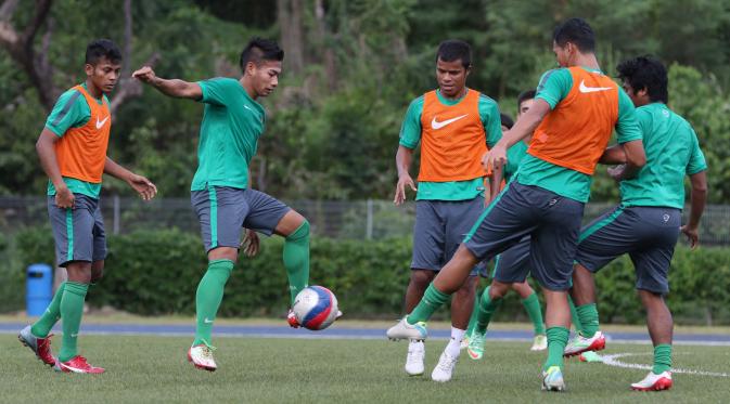 LATIHAN - Timnas U-23 menggelar latihan jelang melawan Kamboja. (Bola.com/Arief Bagus)