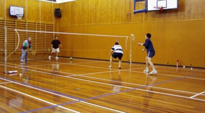Main badminton sama teman (Via: kbmih.blogspot.com)