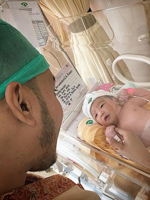 Foto pertama Thalia Putri Onsu, putri Sarwendah dan Ruben Onsu (via Instagram/Ruben Onsu) 