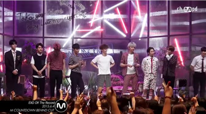 EXO saat tampil dalam acara M!Countdwon dengan lagu terbarunya Love Me Right.