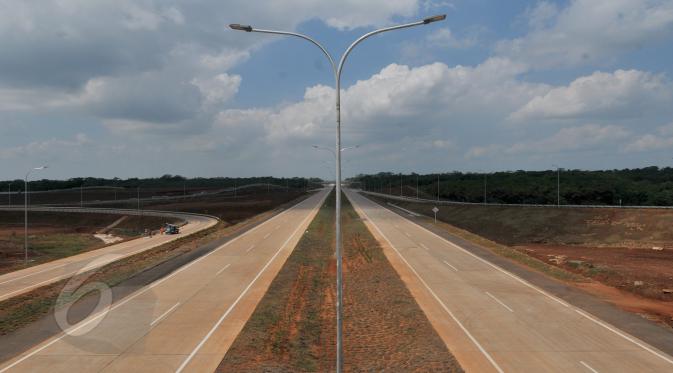 Jalan Tol Cipali (Cikampek - Palimanan) memiliki dua lajur disetiap jalurnya di Palimanan, Cirebon, Jawa Barat, Kamis (6/5/2015). Jalan tol sepanjang 116 km ini akan digunakan pada arus mudik. (Liputan6.com/Andrian M Tunay)